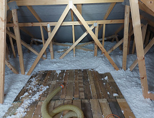 Zateplení stropu novostavby pomocí foukané izolace